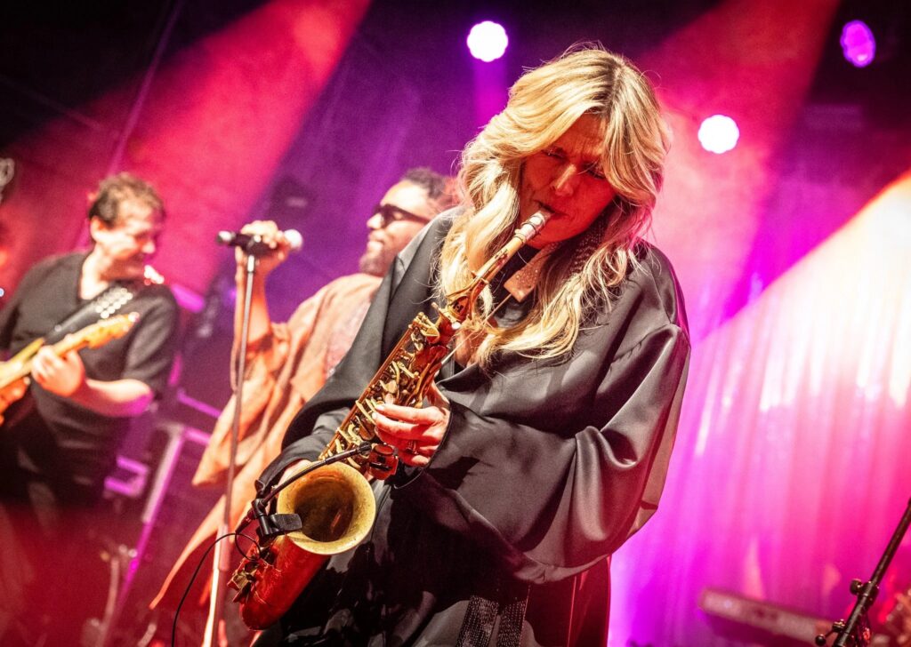 Candy Dulfer op saxofoon, Jazz in Aartswoud. Foto: Nikki Born Visuals