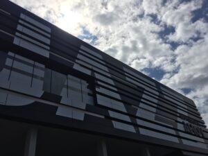 Gevel van Rotterdam Ahoy met het opschrift Jazz tijdens North Sea Jazz 2022