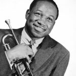 Clifford Brown met trompet, 1956. Publiciteitsfoto Associated Booking Corporation, public domain (Wikimedia Commons).