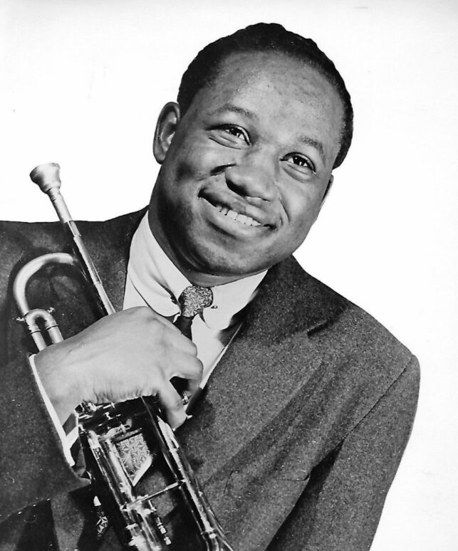 Clifford Brown met trompet, 1956. Publiciteitsfoto Associated Booking Corporation, public domain (Wikimedia Commons).