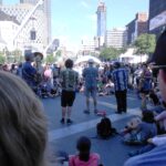 Publiek en straatband op Place des Festivals tijdens FIJM