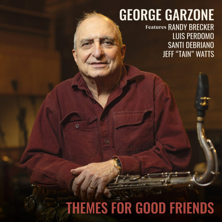 Portret van tenorsaxofonist George Garzone, leunend op zijn saxofoon in een studio; albumhoes Themes for Good Friends met Randy Brecker, Luis Perdomo, Santi Debriano en Jeff “Tain” Watts.
