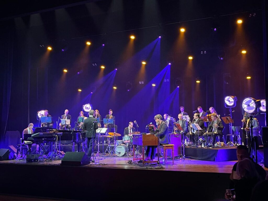 Bigband op het podium tijdens een jazzfestival in het Gooi