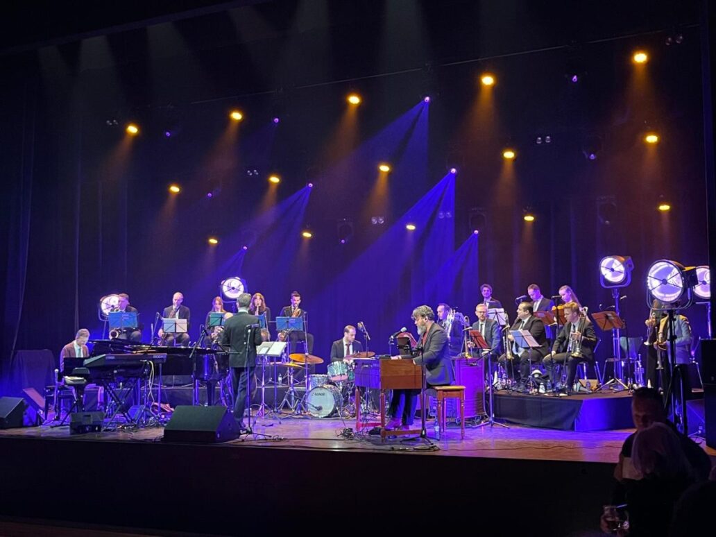 Bigband op het podium tijdens een jazzfestival in het Gooi