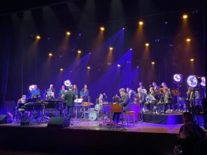 Bigband op het podium tijdens een jazzfestival in het Gooi