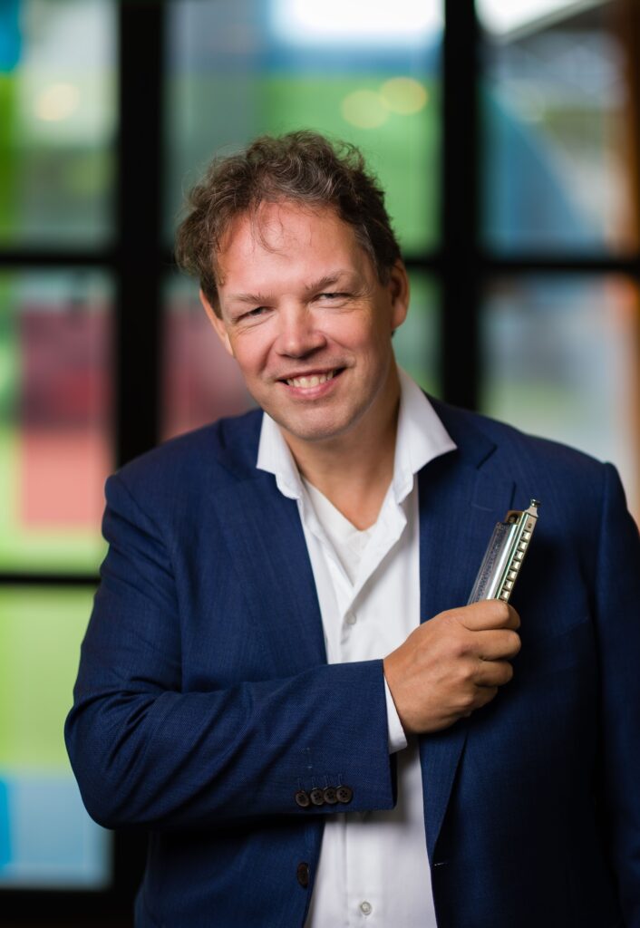 Martijn Luttmer met mondharmonica