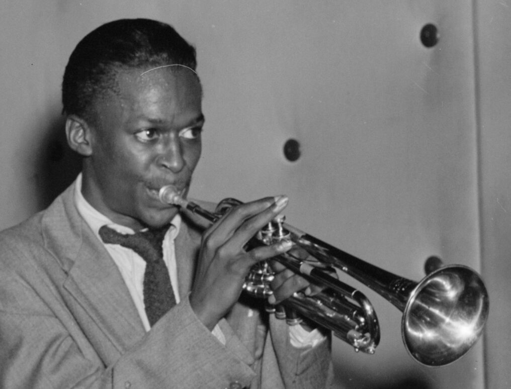 Miles Davis met trompet, ca. 1947. Foto William P. Gottlieb, public domain.