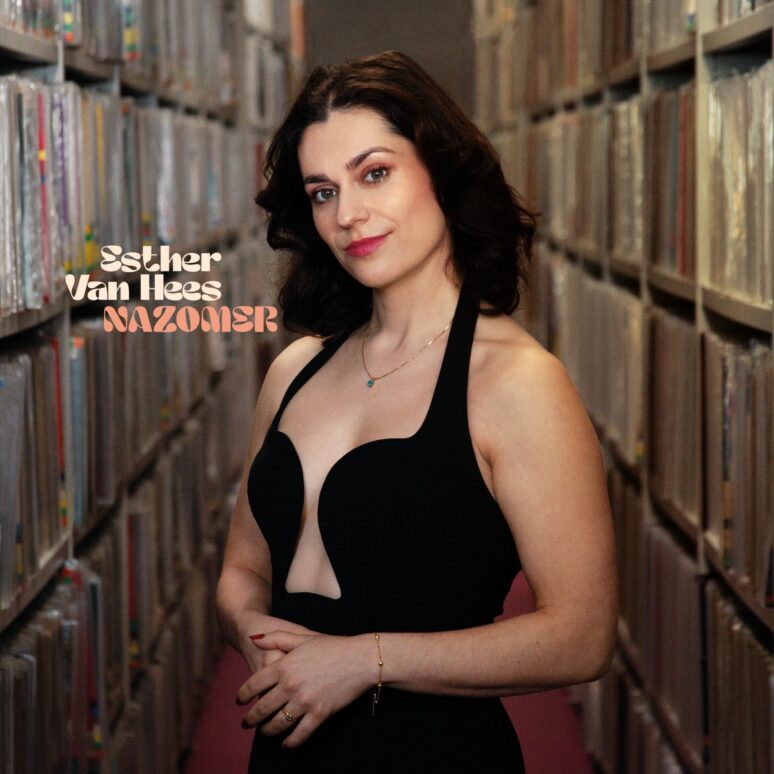 Albumhoes Nazomer: Esther van Hees in een gang tussen vinylrekken