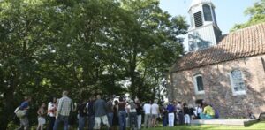 Bezoekers bij een Groninger kerk tijdens de ZomerJazzFietsTour