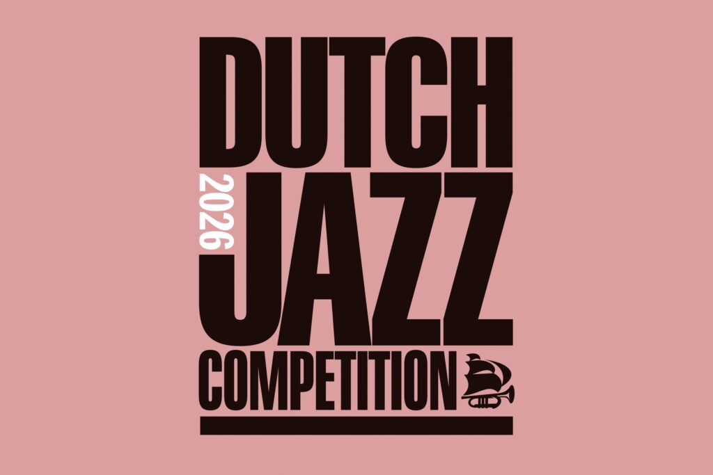 Logo van de Dutch Jazz Competition 2026, zwarte letters op een roze vlak met een klein schip en een trompet.