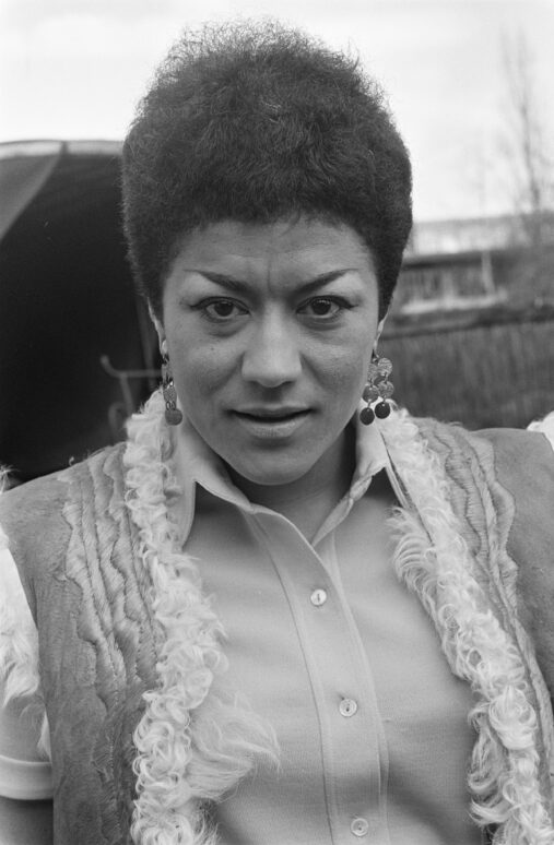 Henny Vonk in 1969, zwart-witportret met kort krullend haar en lange oorbellen.