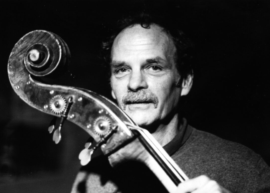 Zwart-witportret van contrabassist Kent Carter in 1998, met de krul van zijn contrabas naast zijn gezicht