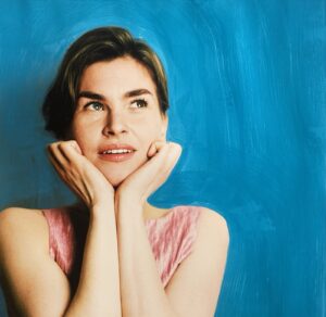 Portret van Laura Dooge, zangeres, met beschilderd gezicht.