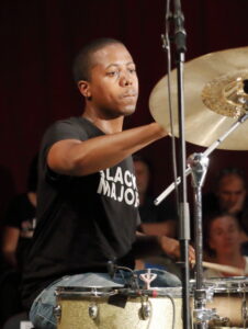Drummer Moses Boyd achter zijn drumstel op het podium van het INNtöne Jazzfestival in 2019.