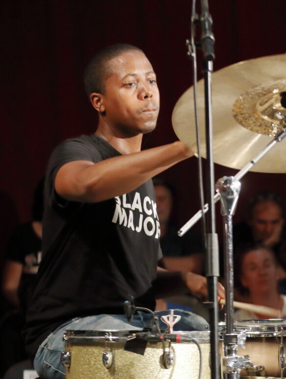 Drummer Moses Boyd achter zijn drumstel op het podium van het INNtöne Jazzfestival in 2019.