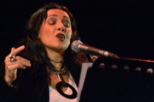 Roxana Amed zingt op een podium in 2019.