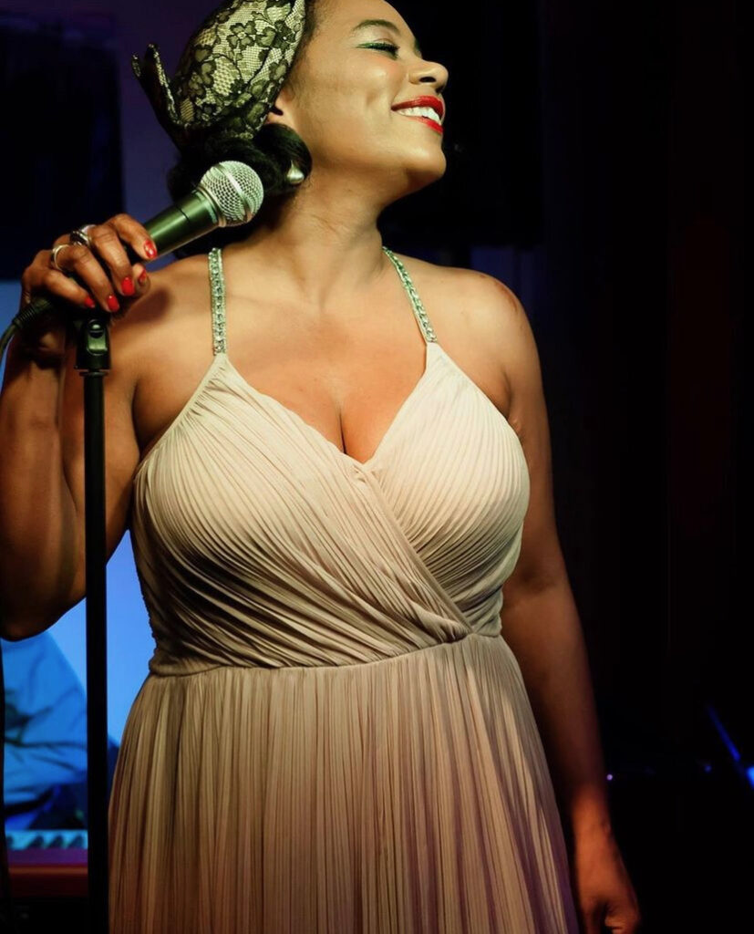 Sharon Doelwijt van Shjazz zingt tijdens Different Colors, Still the Same